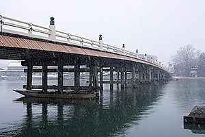 雪の瀬田の唐橋